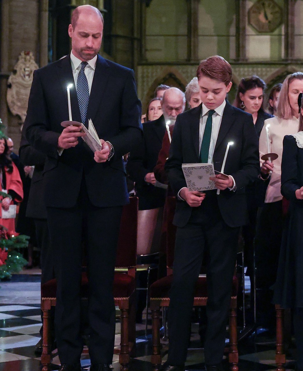 В изумрудном пальто: Кейт Миддлтон с семьей посетила традиционную рождественскую службу
