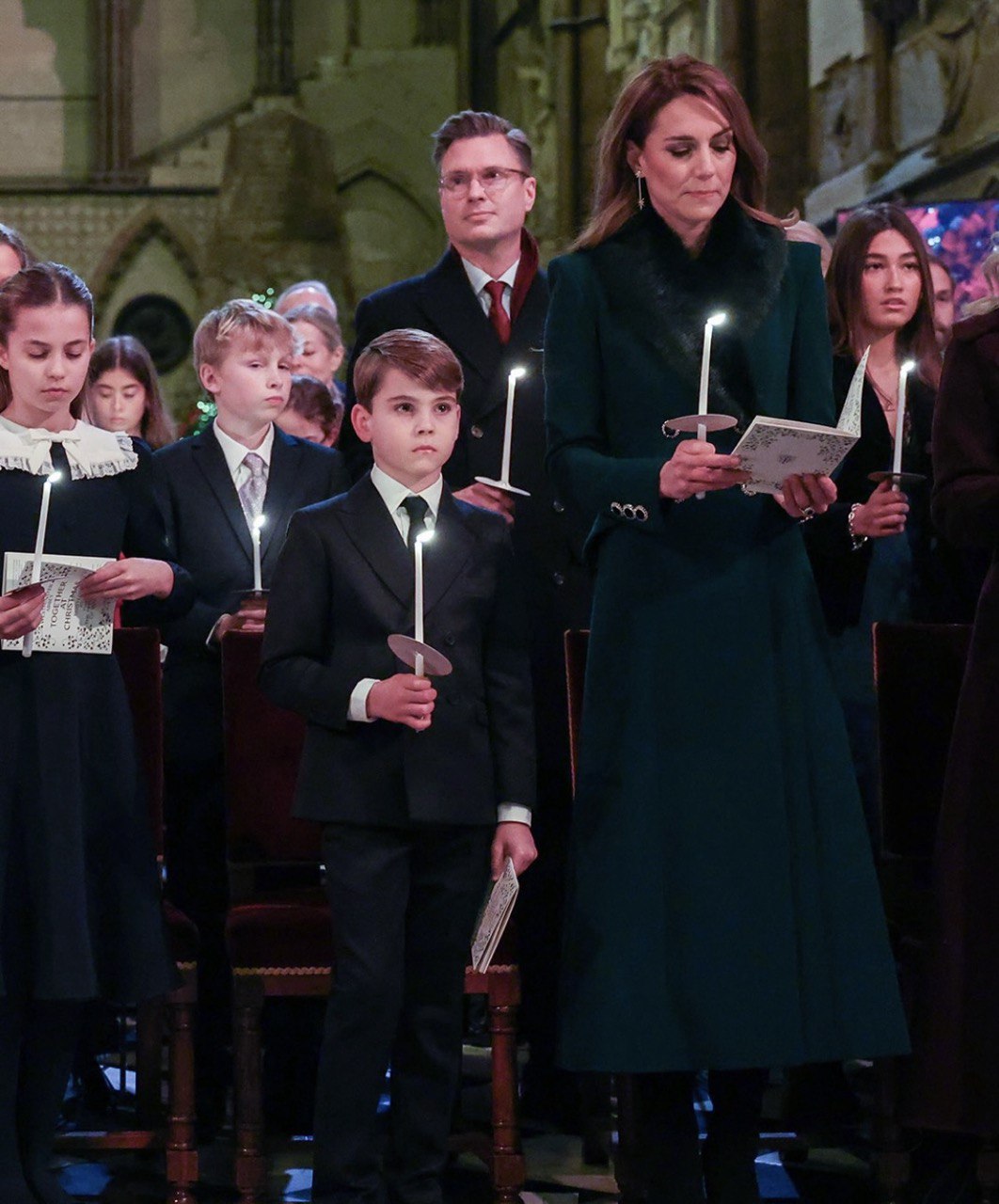 В изумрудном пальто: Кейт Миддлтон с семьей посетила традиционную рождественскую службу