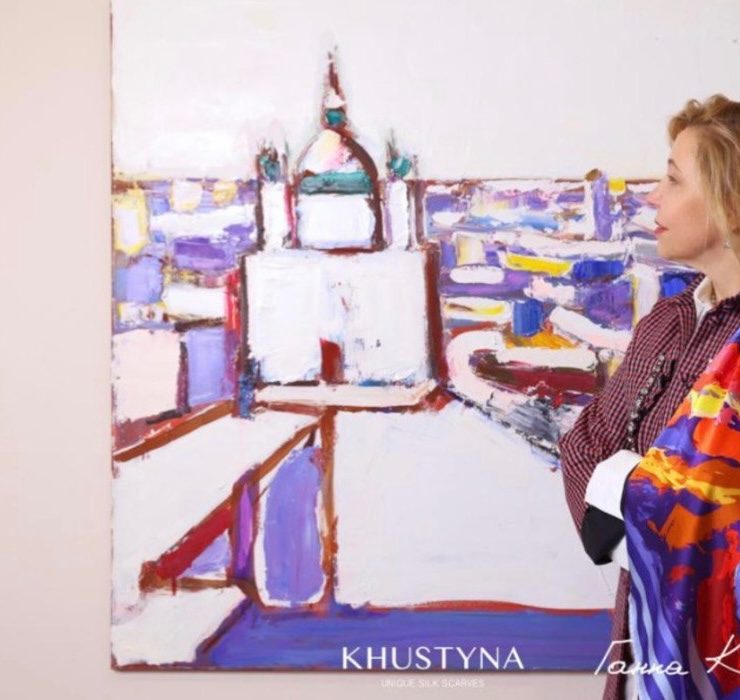 Світло, що не згасає: KHUSTYNA та Ганна Криволап презентували колекцію шовкових хустин Luminescence