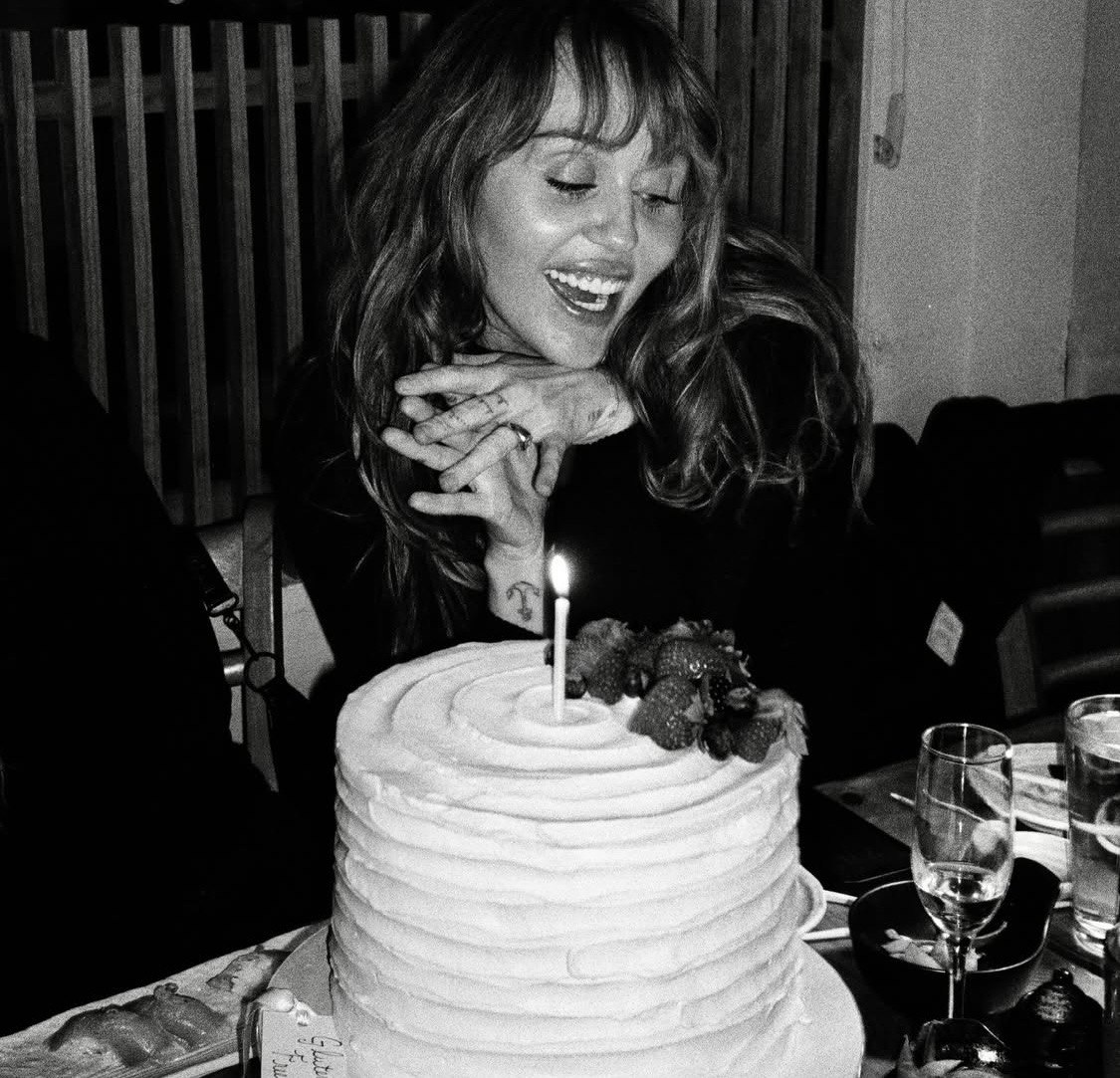 Заручена: Майлі Сайрус вийшла на червону доріжку з обручкою