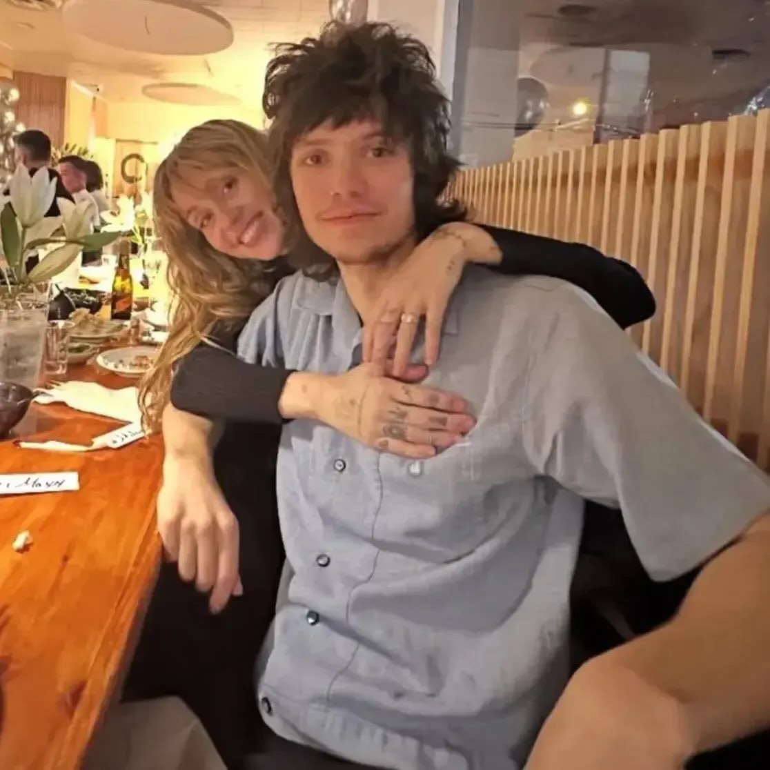 Заручена: Майлі Сайрус вийшла на червону доріжку з обручкою