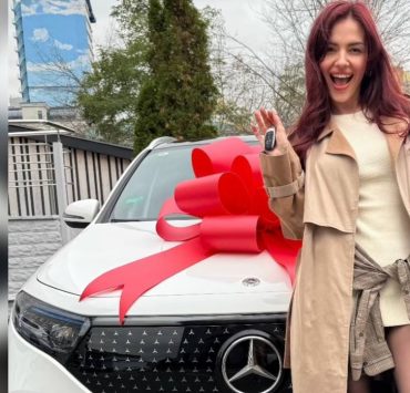 Первый автомобиль: MamaRika получила в подарок Mercedes-Benz