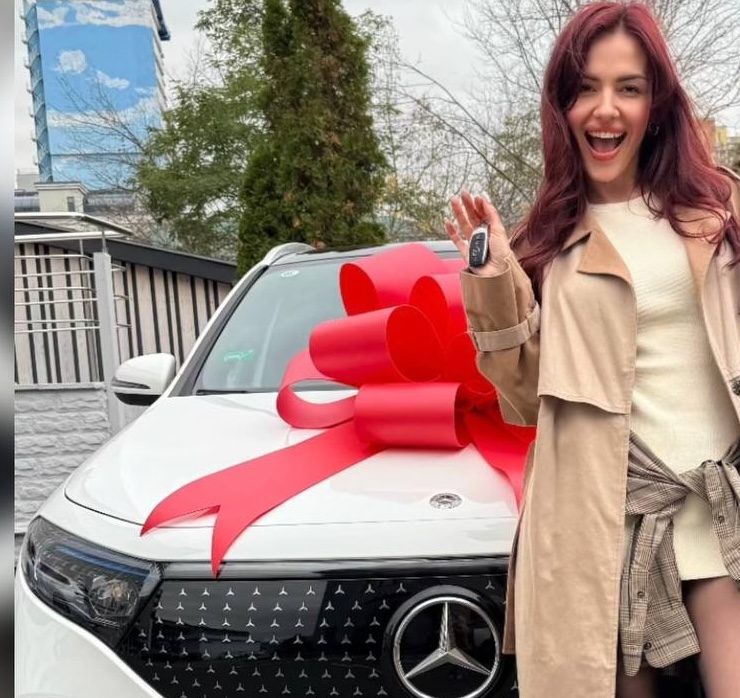 Перше авто: MamaRika отримала у подарунок Mercedes-Benz