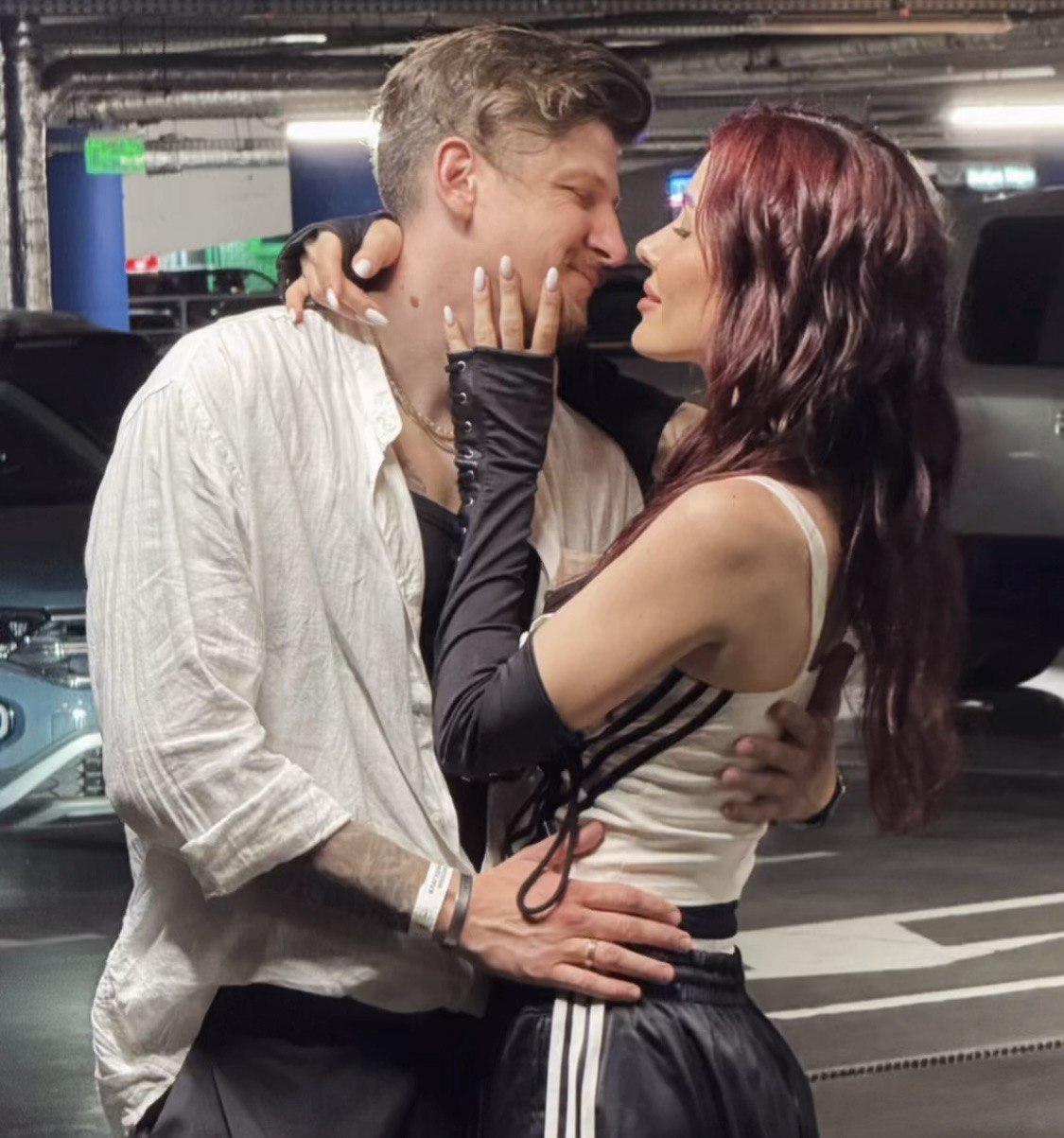 Первый автомобиль: MamaRika получила в подарок Mercedes-Benz