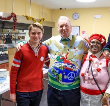 Принц Уильям с сыном Джорджем приготовил рождественский обед для нуждающихся