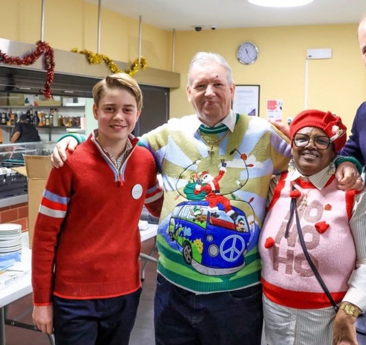 Принц Уильям с сыном Джорджем приготовил рождественский обед для нуждающихся