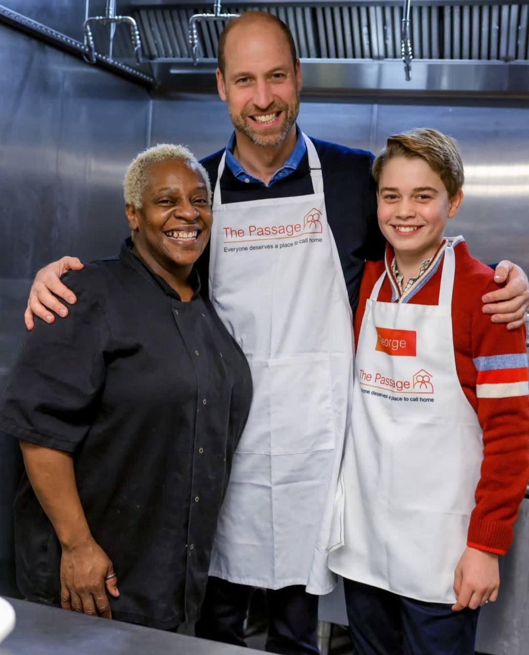 Принц Уильям с сыном Джорджем приготовил рождественский обед для нуждающихся