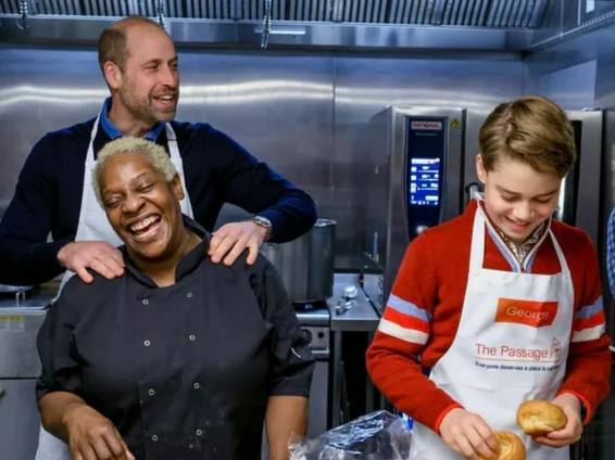 Принц Уильям с сыном Джорджем приготовил рождественский обед для нуждающихся