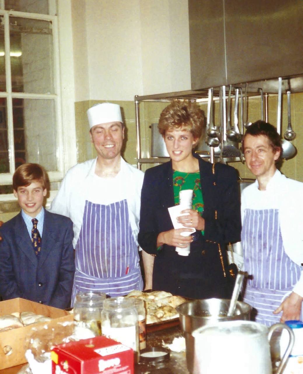 Принц Уильям с сыном Джорджем приготовил рождественский обед для нуждающихся