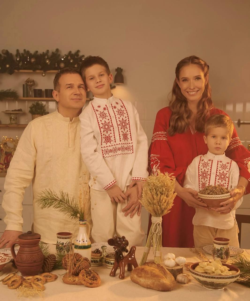 Джамала, Катя Осадча, родина Решетників тощо: різдвяні листівки зірок