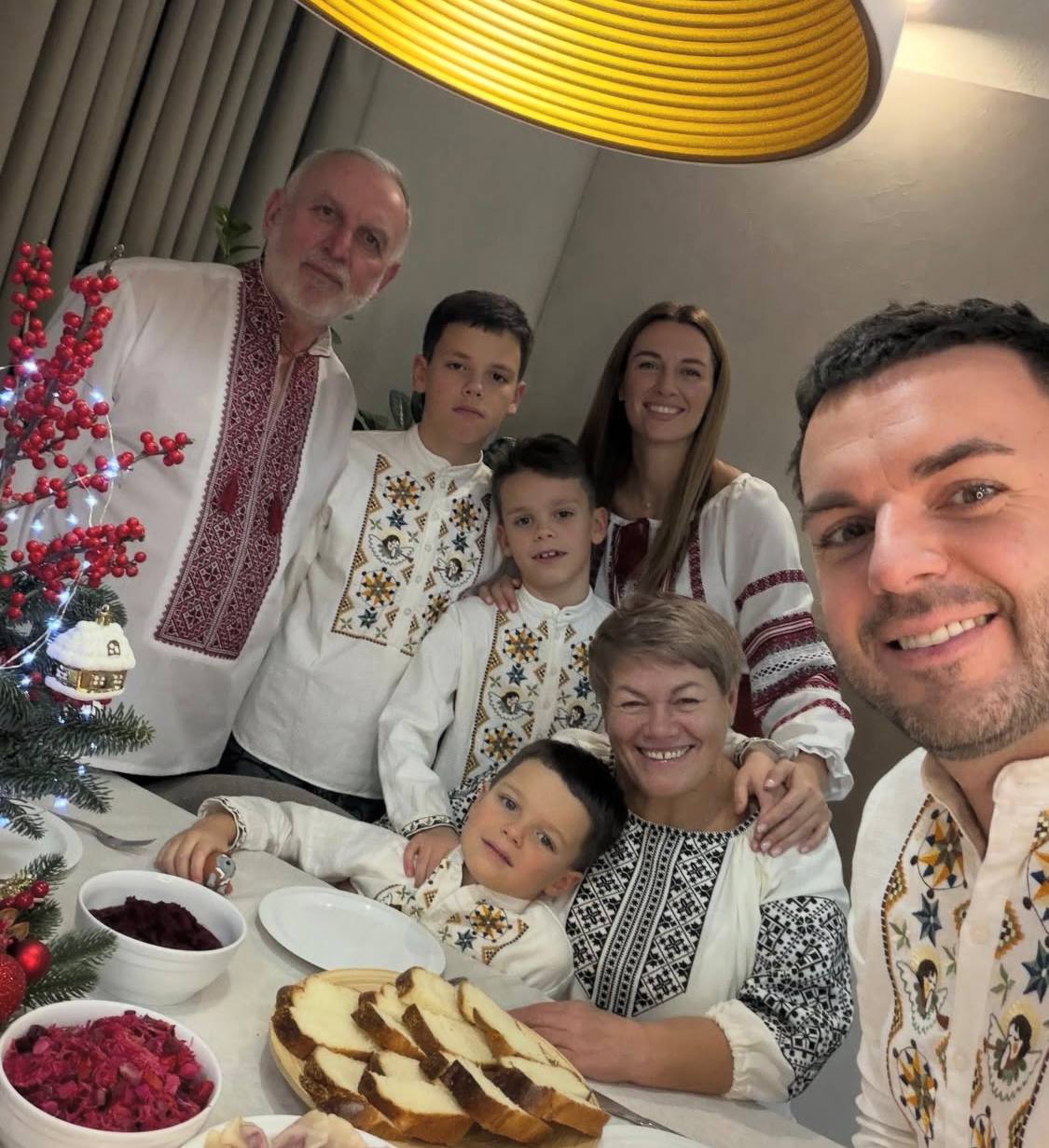 Джамала, Катя Осадча, родина Решетників тощо: різдвяні листівки зірок