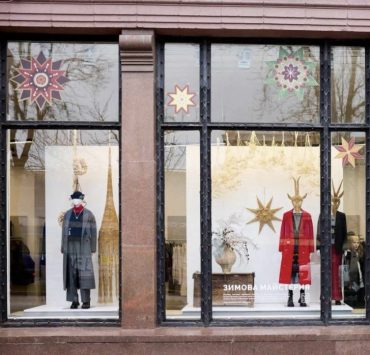 Зимова майстерня: 20 митців прикрасили новорічні вітрини Всі. Свої