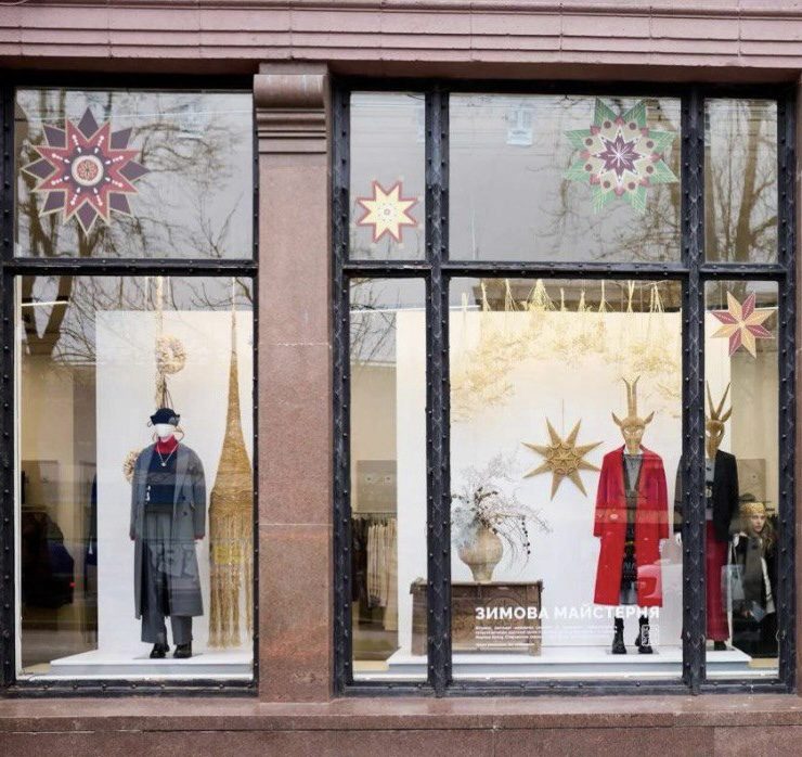 Зимняя мастерская: 20 художников украсили новогодние витрины &laquo;Всі. Свої&raquo;