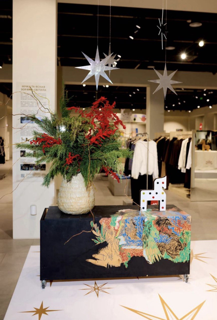 Зимова майстерня: 20 митців прикрасили новорічні вітрини Всі. Свої