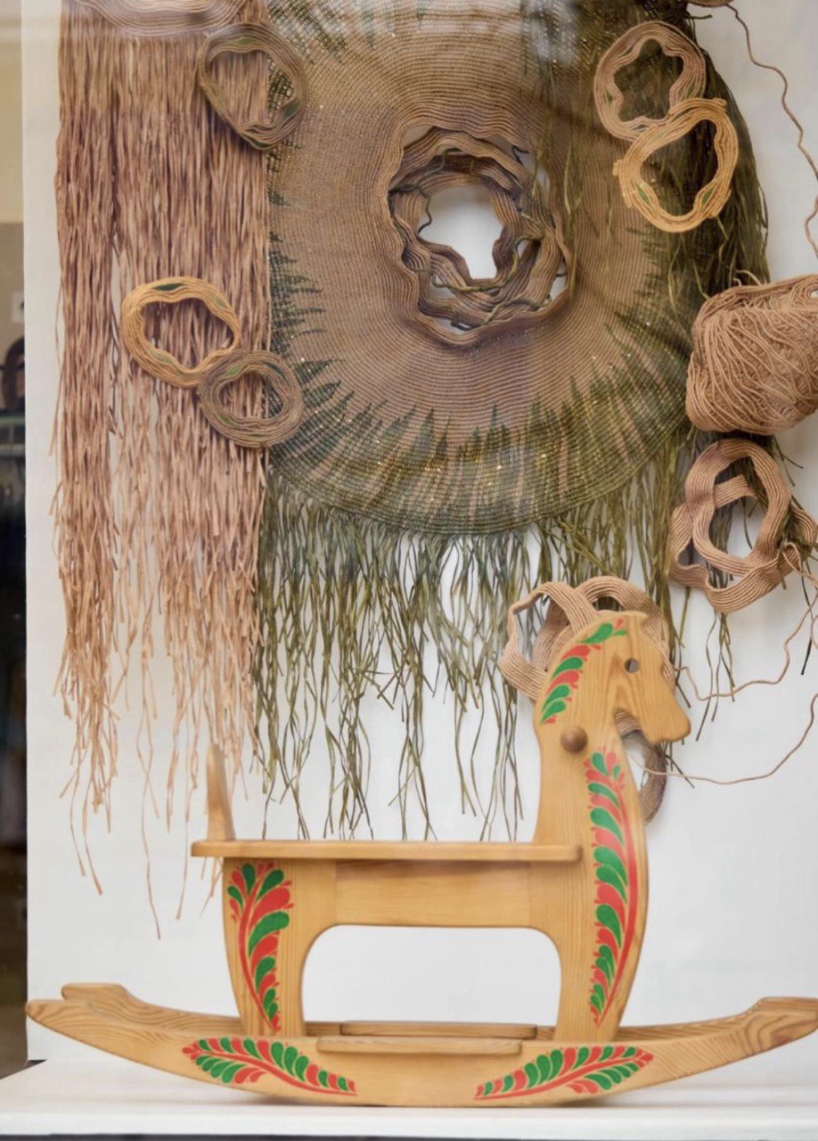 Зимова майстерня: 20 митців прикрасили новорічні вітрини Всі. Свої