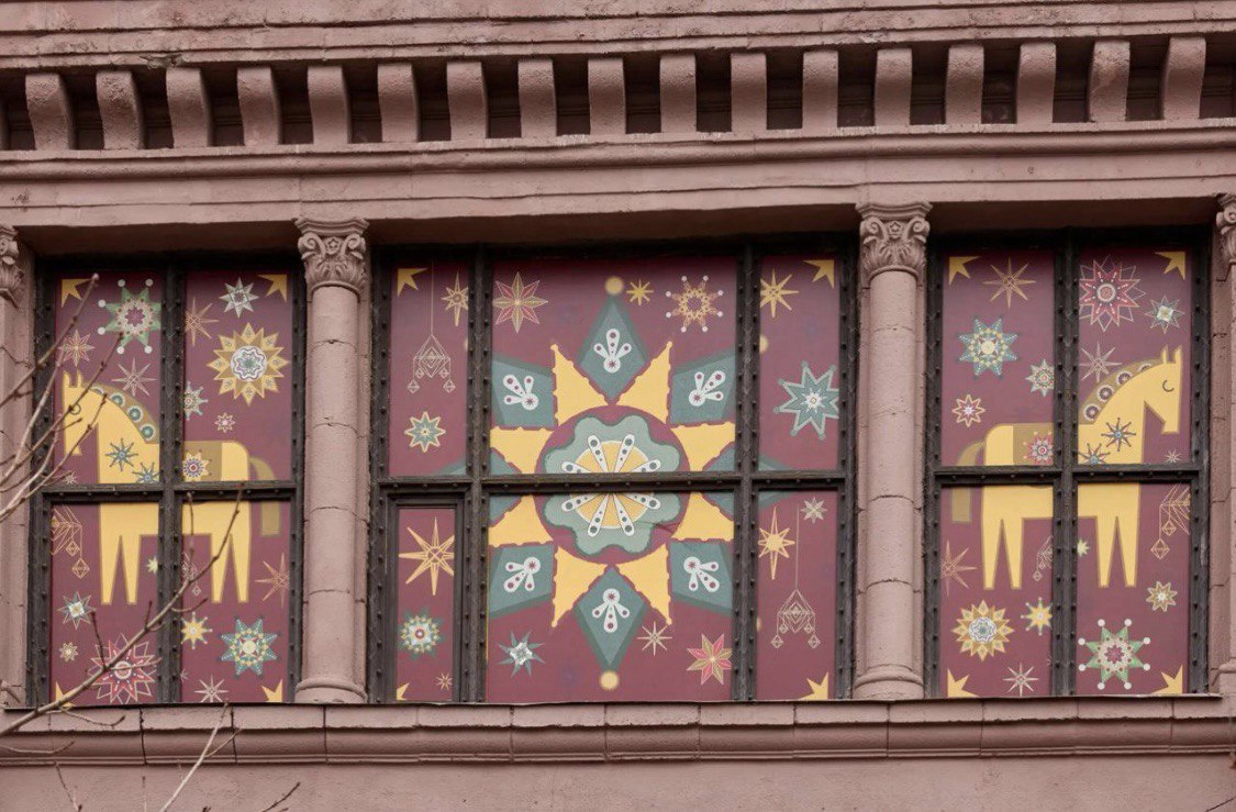 Зимова майстерня: 20 митців прикрасили новорічні вітрини Всі. Свої