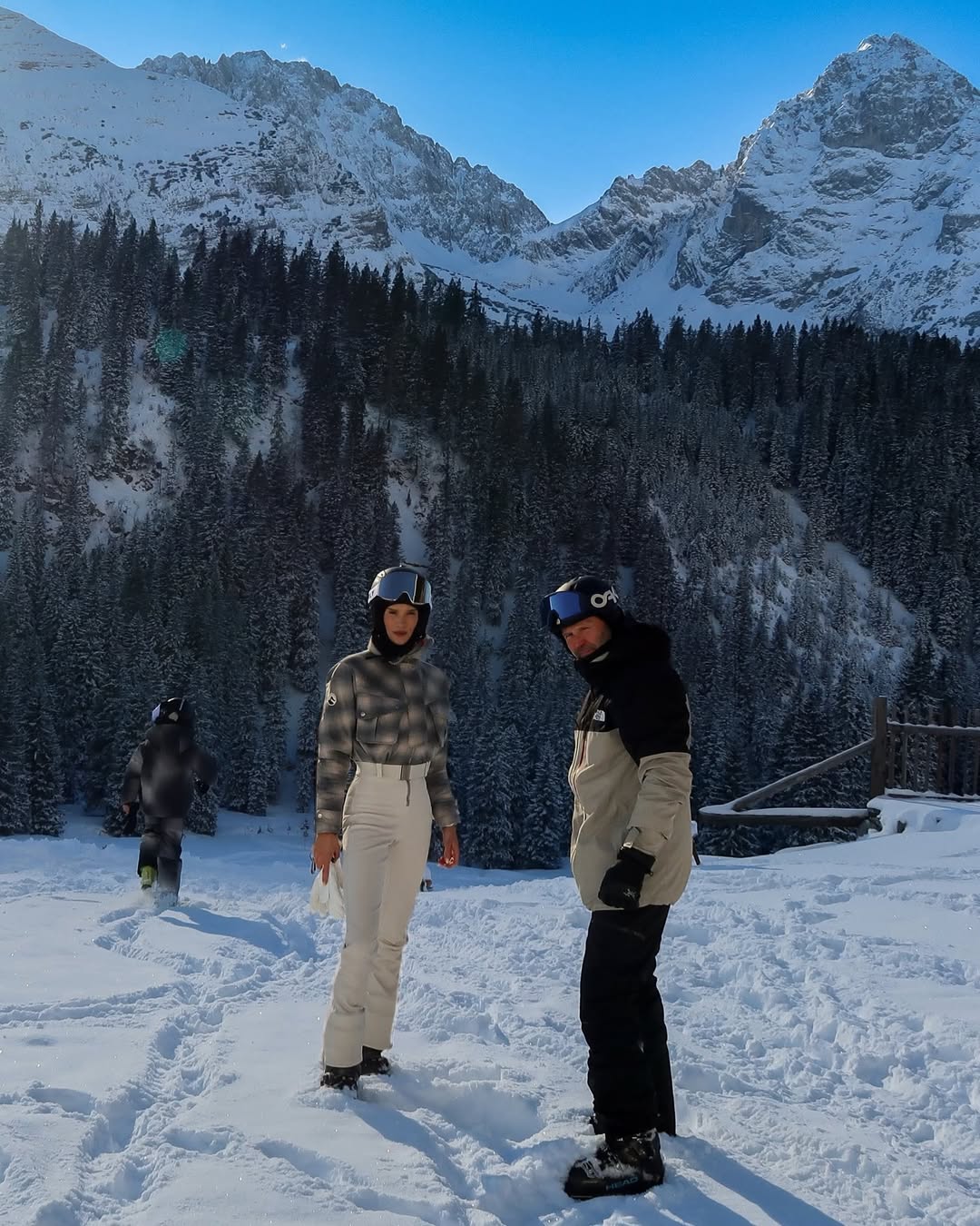 Роузі Гантінгтон-Вайтлі поділилася фотозвітом із сімейного відпочинку в горах