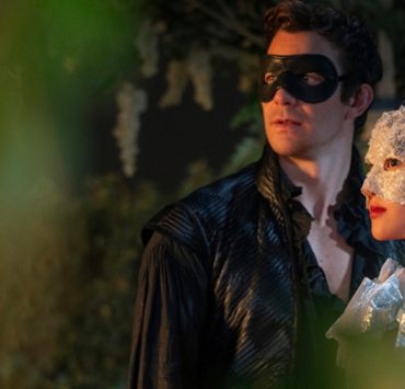 10 головних серіалів січня: повернення &laquo;Бріджертонів&raquo; та кінодебют Белли Хадід