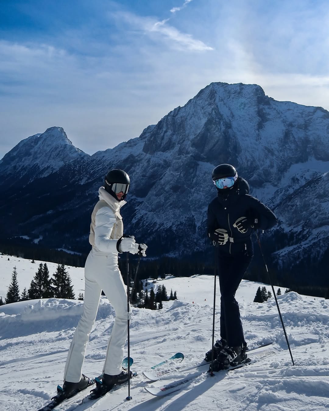 Роузі Гантінгтон-Вайтлі поділилася фотозвітом із сімейного відпочинку в горах