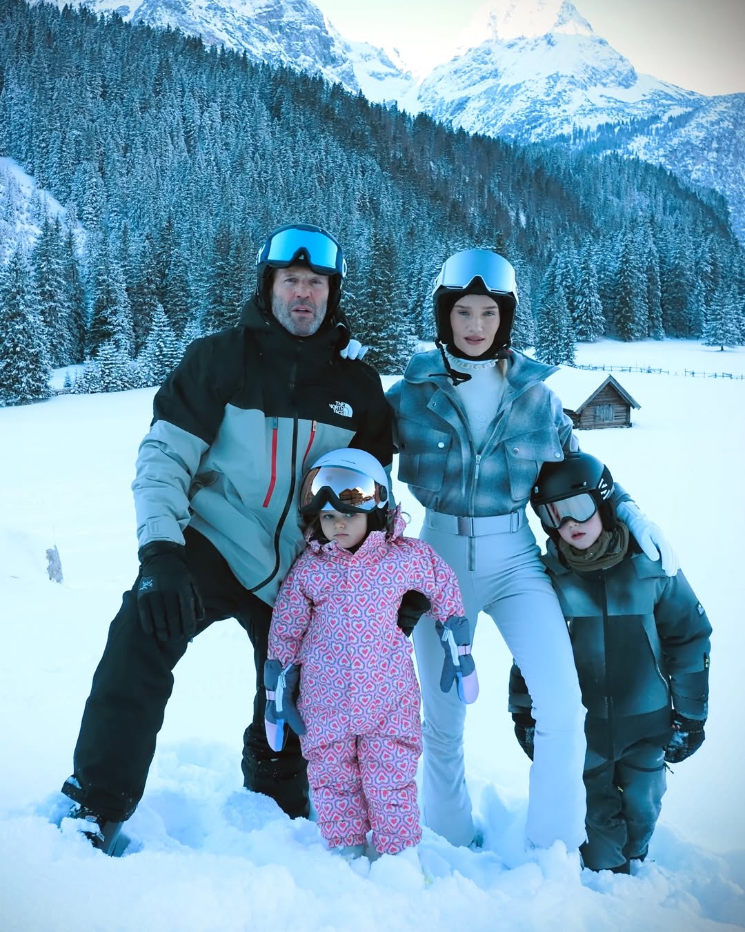 Роузі Гантінгтон-Вайтлі поділилася фотозвітом із сімейного відпочинку в горах