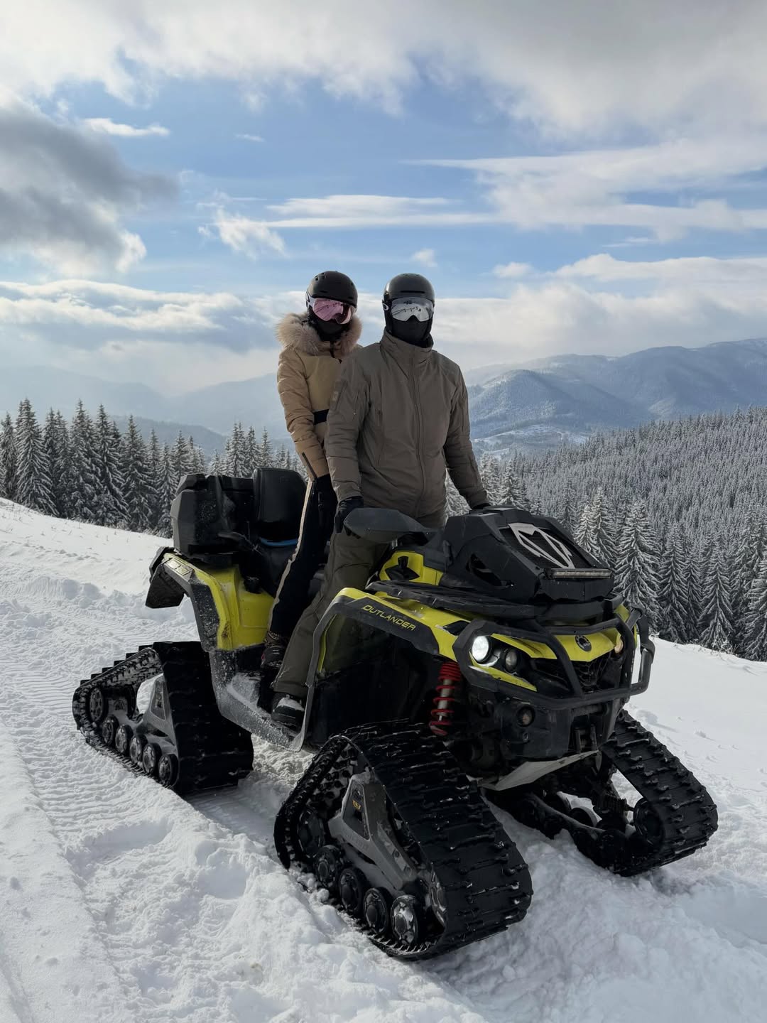 Сімейна ідилія: Леся Нікітюк відпочиває з родиною в Карпатах