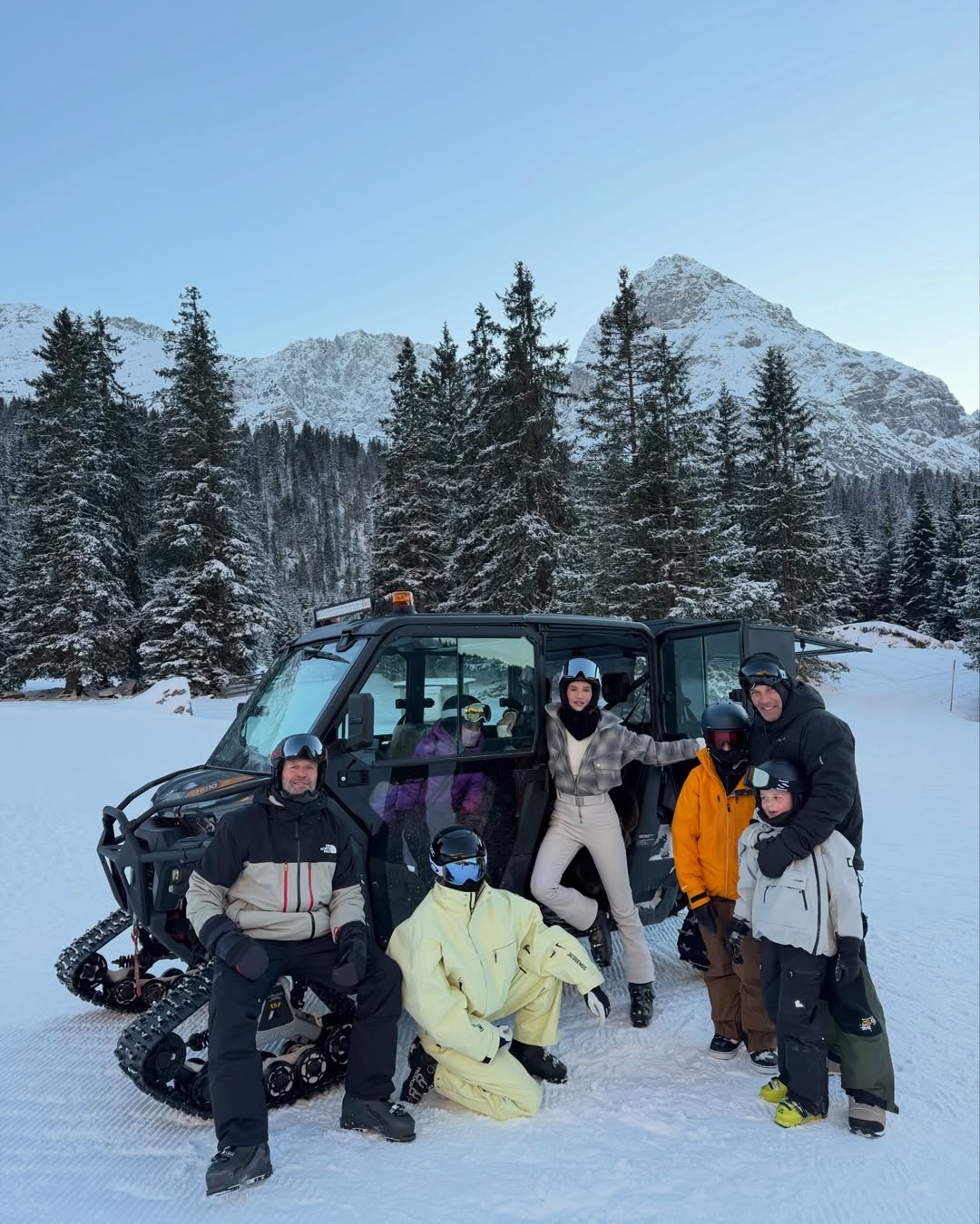 Роузі Гантінгтон-Вайтлі поділилася фотозвітом із сімейного відпочинку в горах