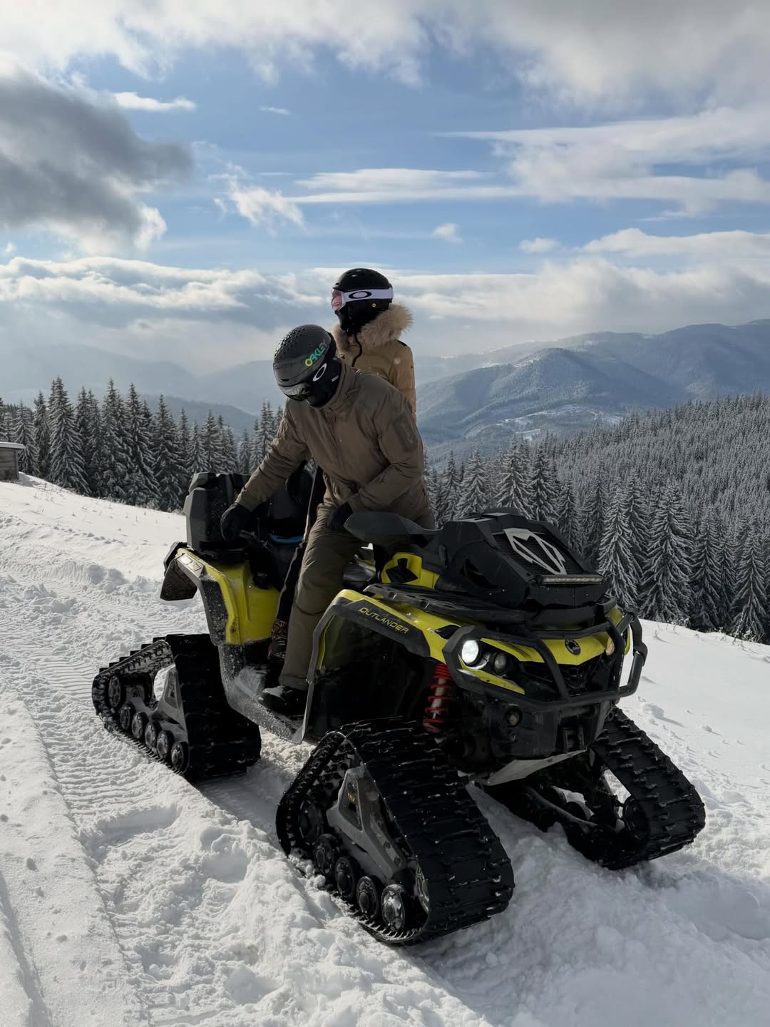 Сімейна ідилія: Леся Нікітюк відпочиває з родиною в Карпатах