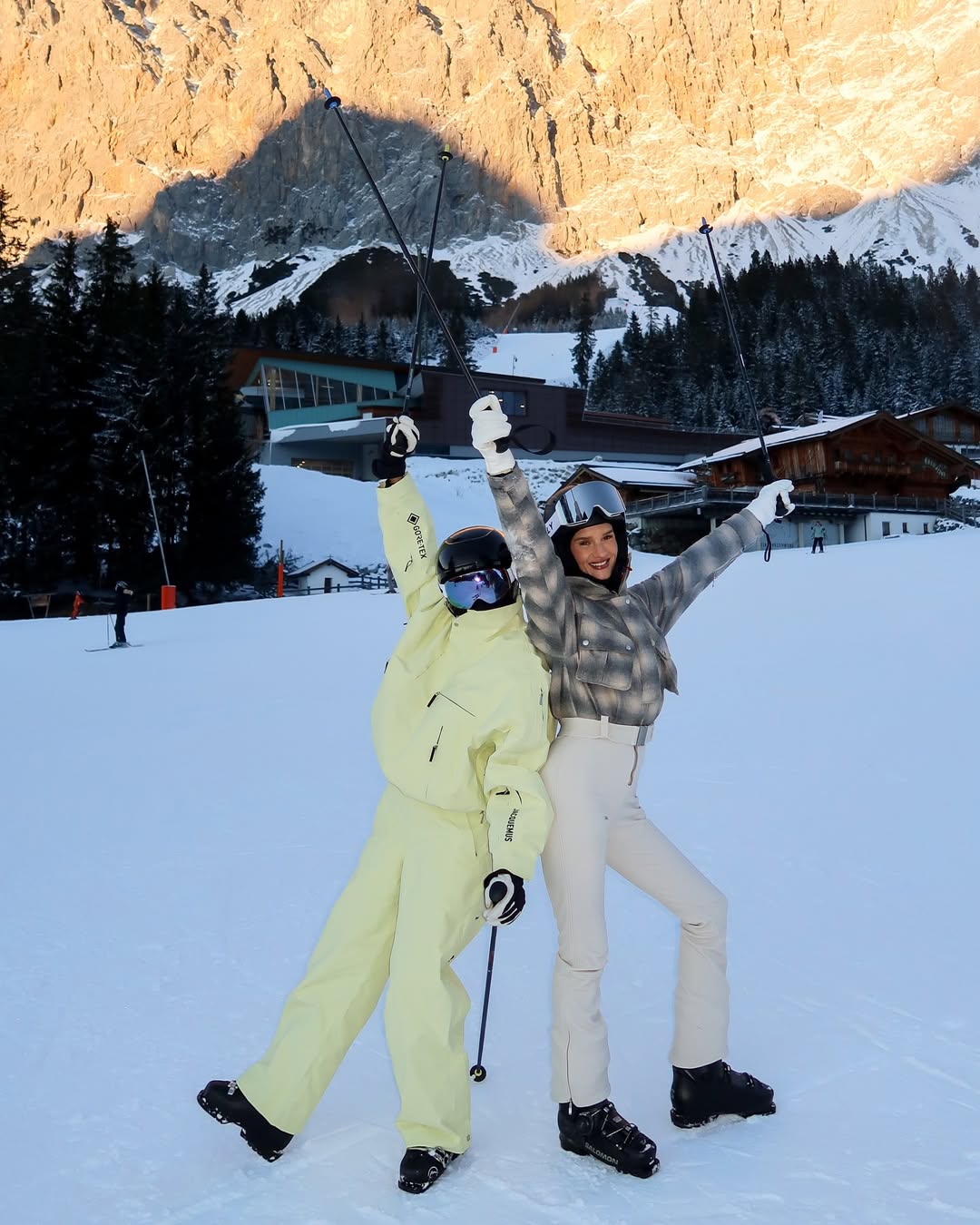 Роузі Гантінгтон-Вайтлі поділилася фотозвітом із сімейного відпочинку в горах