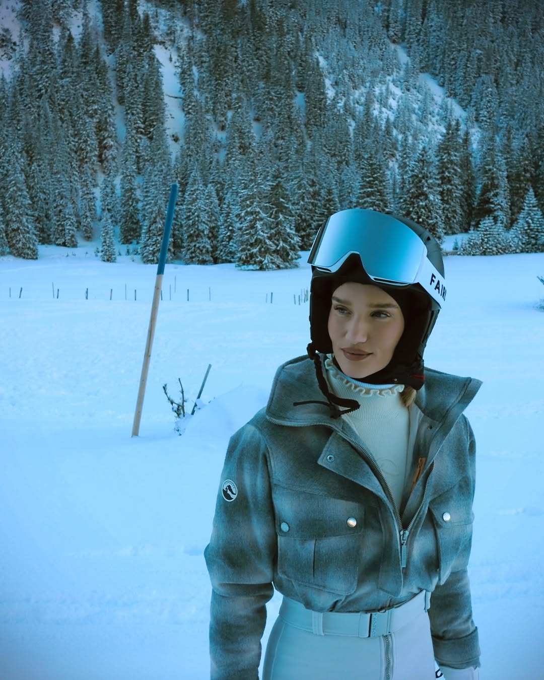 Роузі Гантінгтон-Вайтлі поділилася фотозвітом із сімейного відпочинку в горах