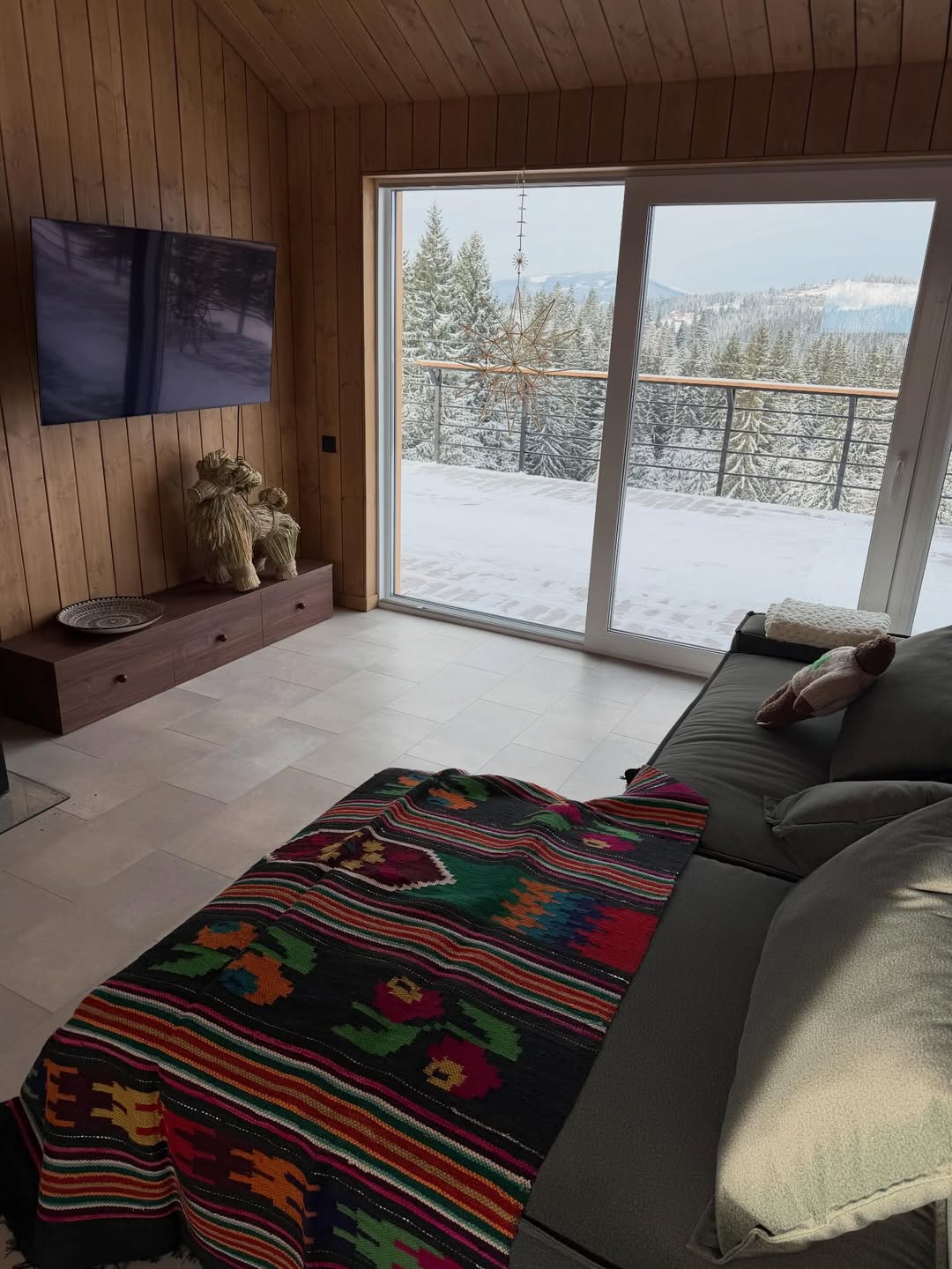 Сімейна ідилія: Леся Нікітюк відпочиває з родиною в Карпатах