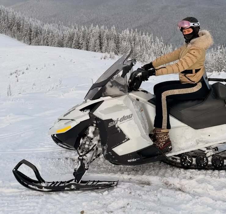 Сімейна ідилія: Леся Нікітюк відпочиває з родиною в Карпатах