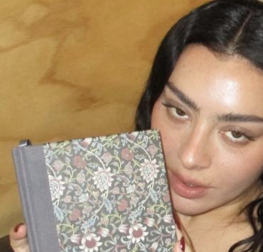 Носители: Сharli XCX &laquo;выгуляла&raquo; платье Anna October на киновечеринку