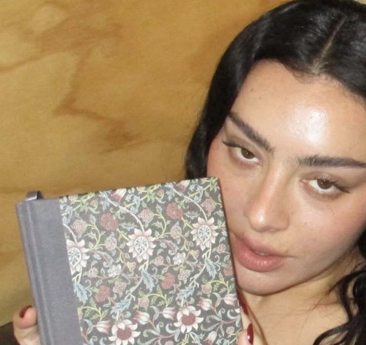 Носители: Сharli XCX &laquo;выгуляла&raquo; платье Anna October на киновечеринку