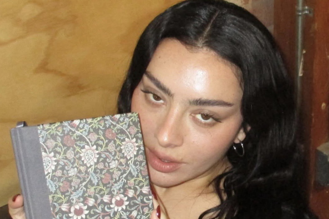 Носители: Сharli XCX &laquo;выгуляла&raquo; платье Anna October на киновечеринку