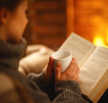 Теплі книжки: що почитати дорослим і дітям у взимку