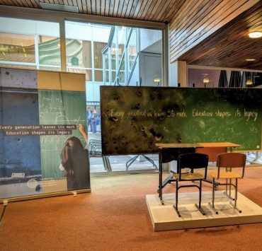 Парта зі слідами обстрілів: у Страсбурзі відкрили виставку про освіту в Україні під час війни