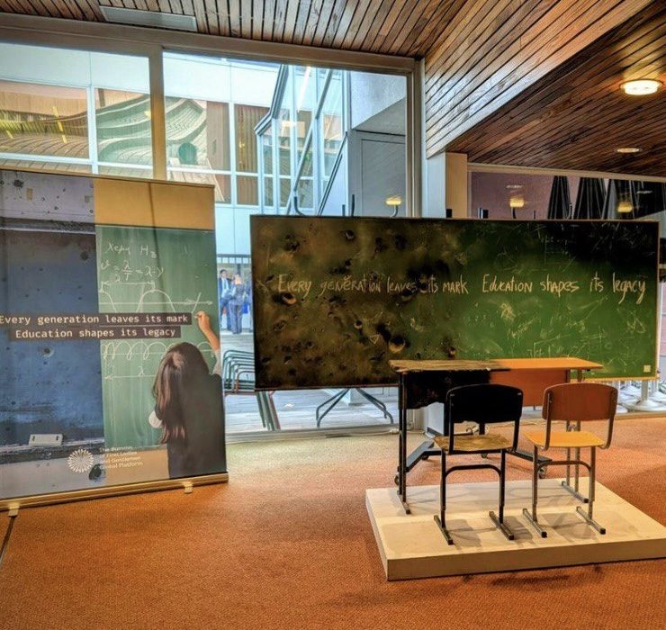 Парта со следами обстрелов: в Страсбурге открыли выставку об образовании в Украине во время войны