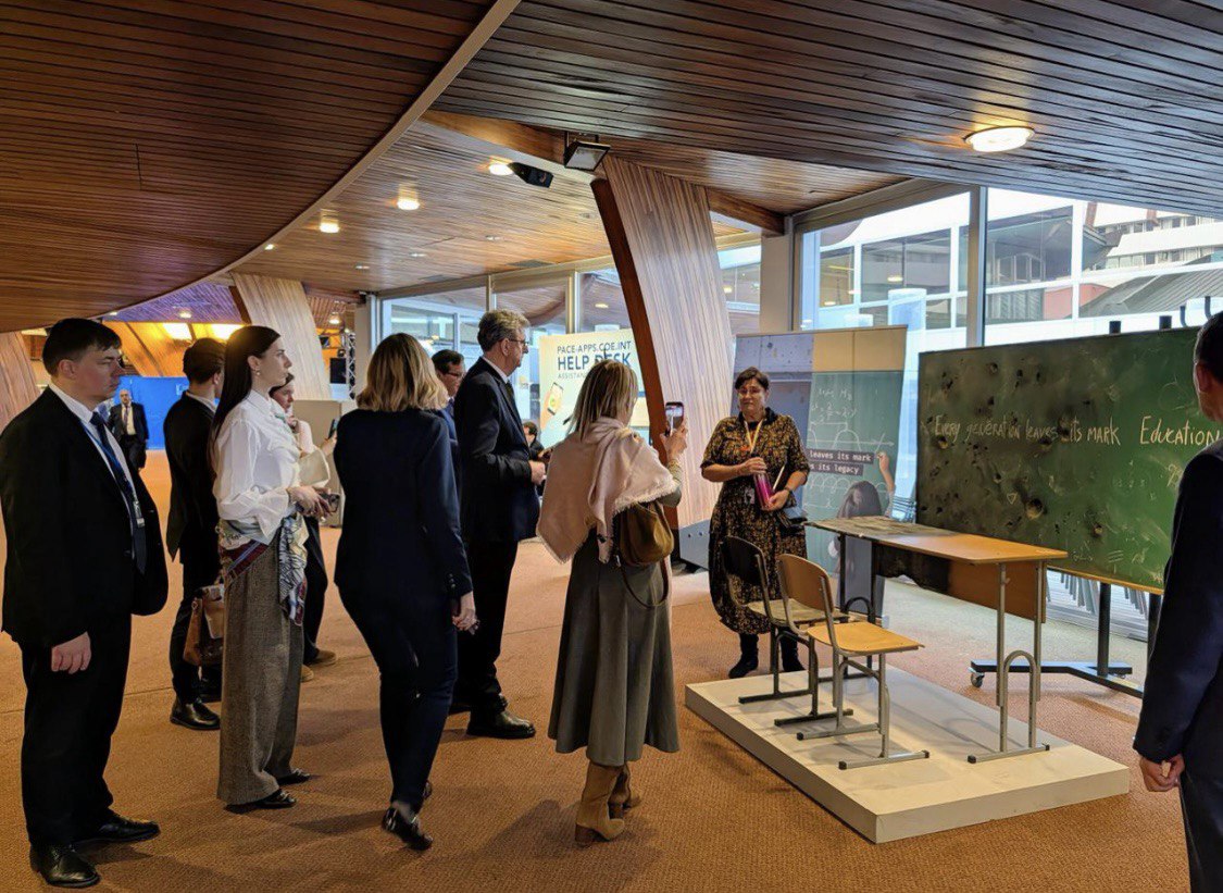 Парта зі слідами обстрілів: у Страсбурзі відкрили виставку про освіту в Україні під час війни