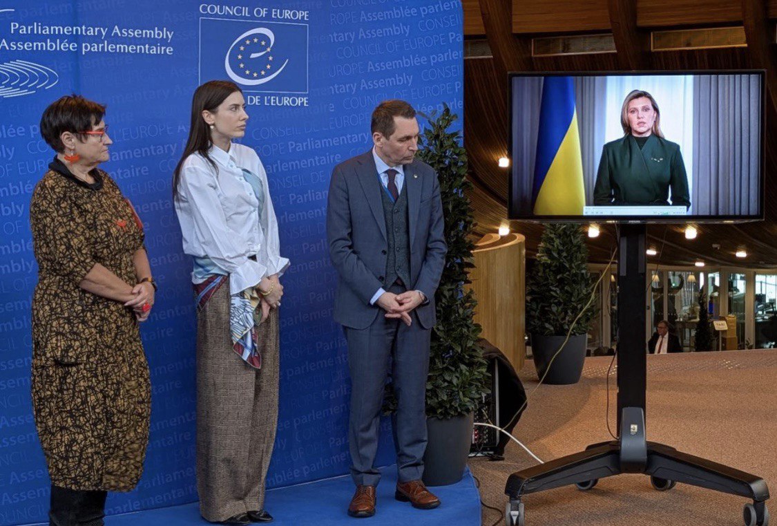 Парта зі слідами обстрілів: у Страсбурзі відкрили виставку про освіту в Україні під час війни