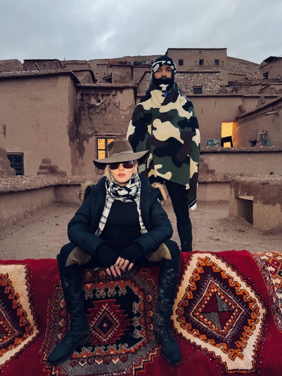 Серед пустелі: Мадонна із бойфрендом та дітьми відпочиває в Марокко