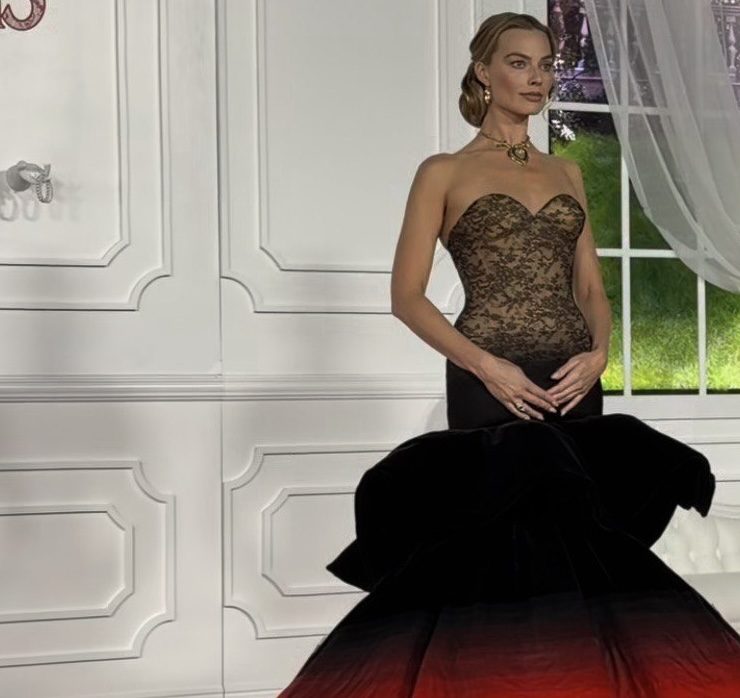 Образ дня: Марґо Роббі у кольє Елізабет Тейлор на премʼєрі «Грозового перевалу»