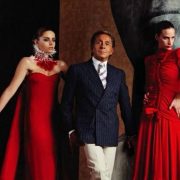 Эклектика в образах и окошки для просмотра: чем удивил показ Valentino