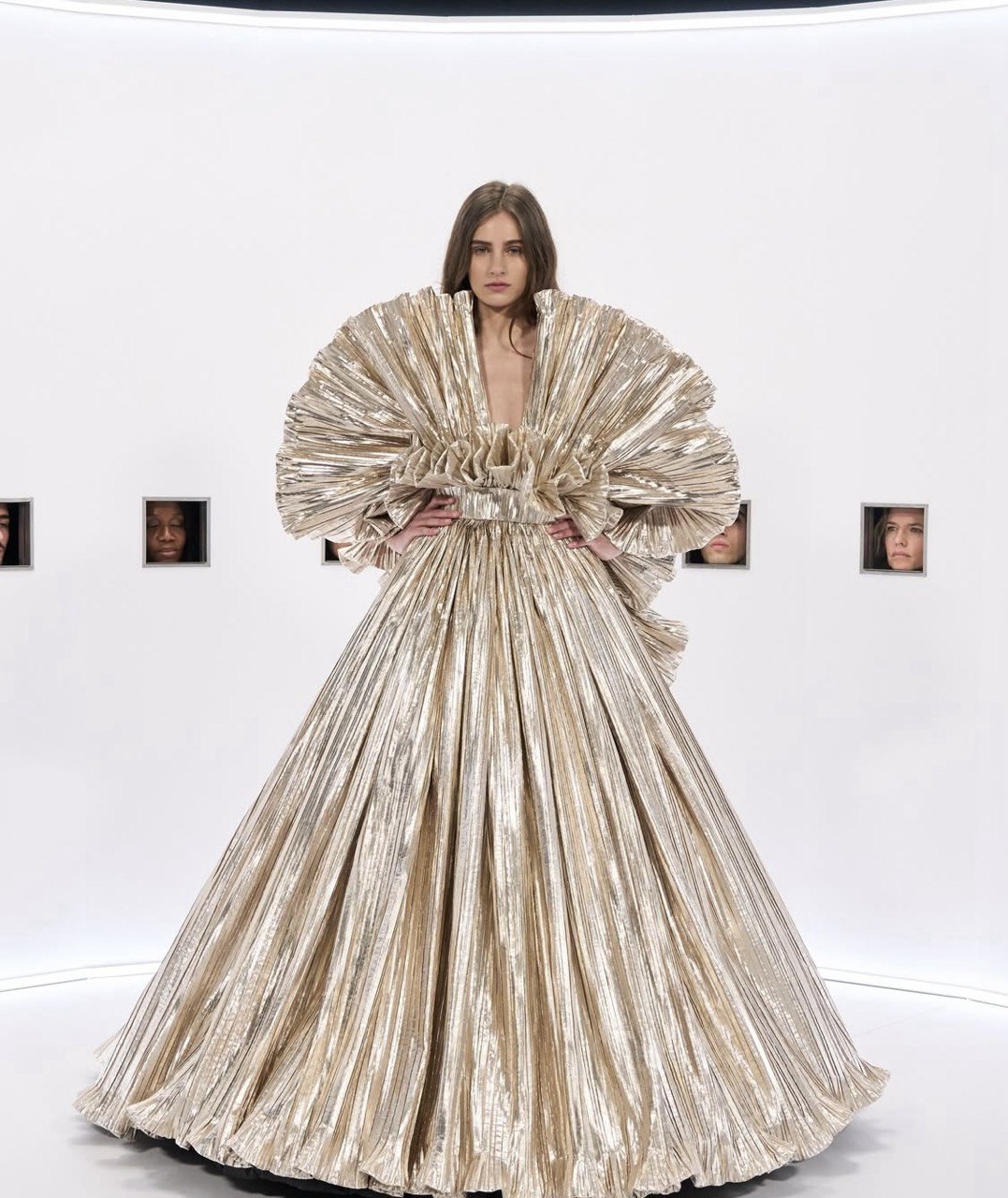 Еклектика в образах та віконця для перегляду: чим здивував показ Valentino