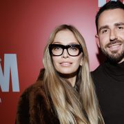 Сдержанная страсть: Марго Робби и Джейкоб Элорди на обложке Vogue