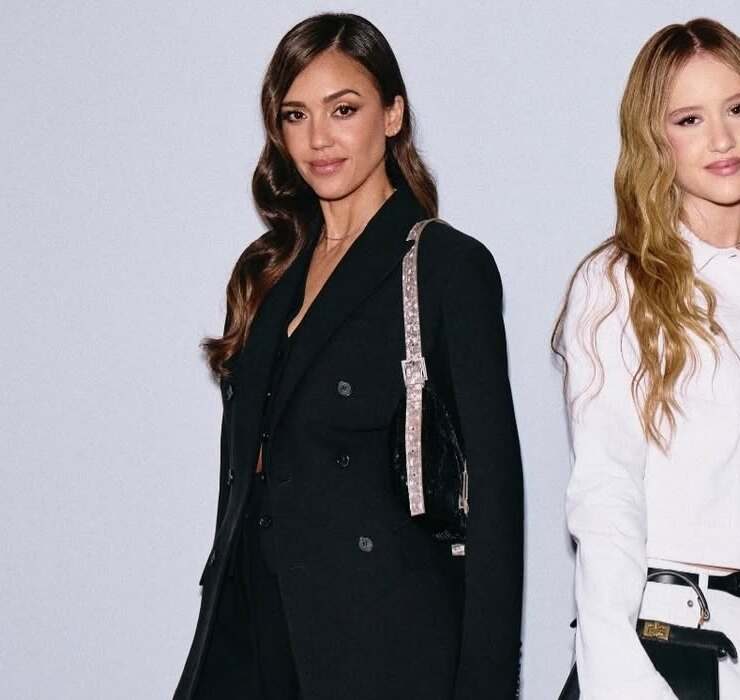 Очень похожи: Джессика Альба с дочерью на показе Fendi в Милане