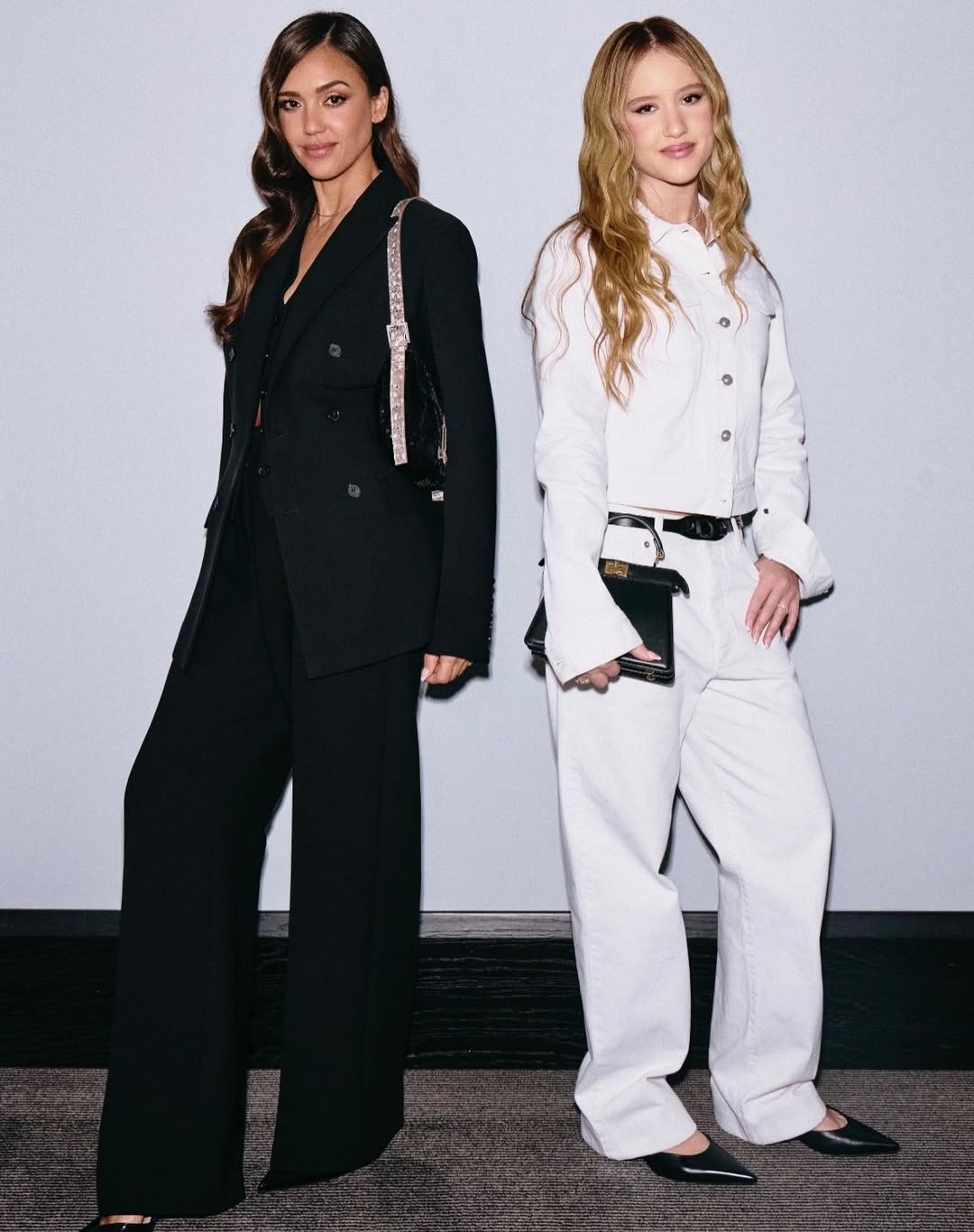 Дуже схожі: Джессіка Альба з донькою на показі Fendi в Мілані