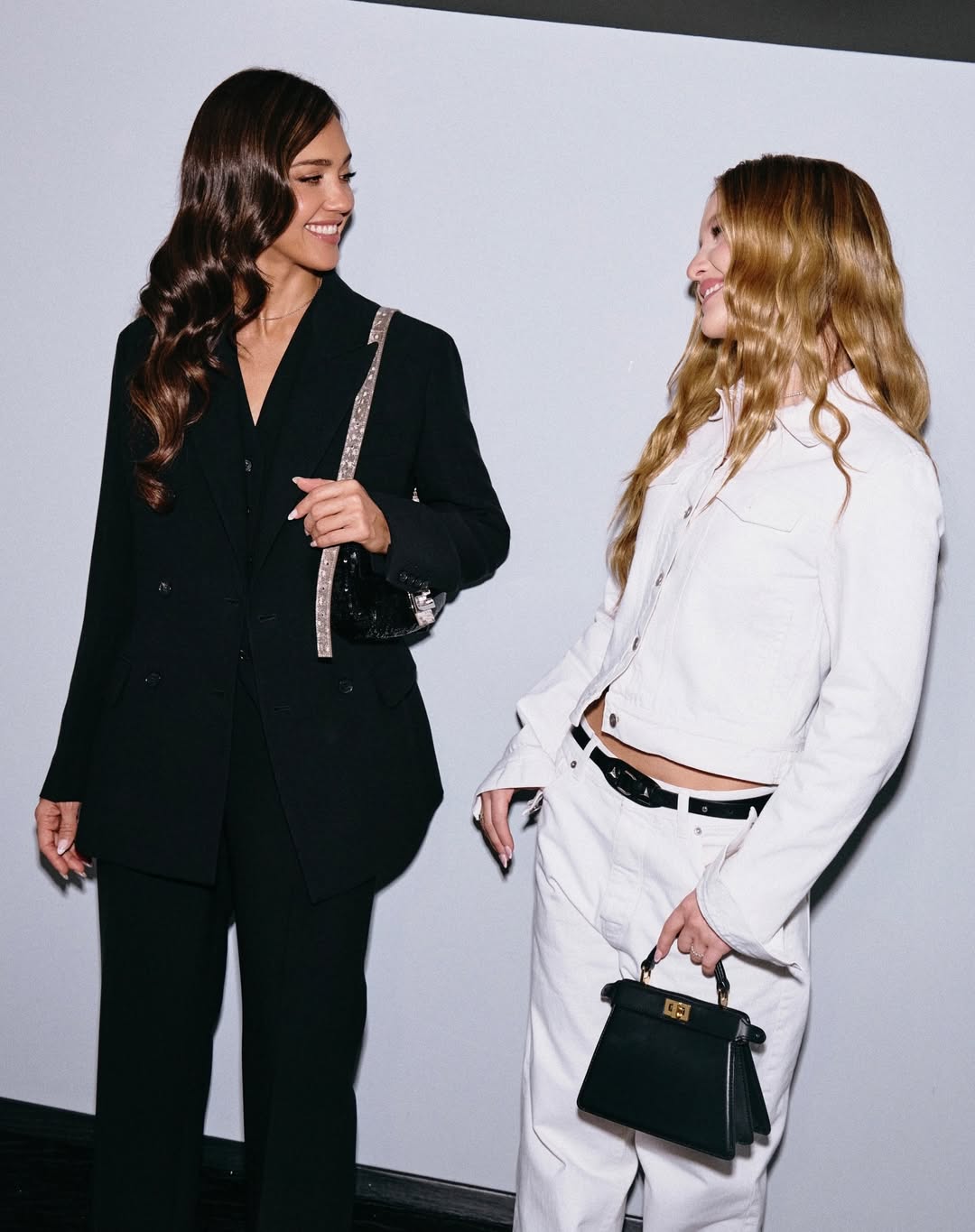 Дуже схожі: Джессіка Альба з донькою на показі Fendi в Мілані