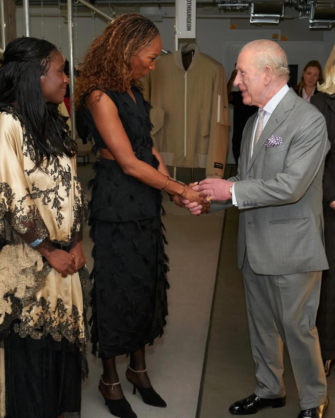 Король Карл III уперше відвідав модний показ – на тлі арешту брата