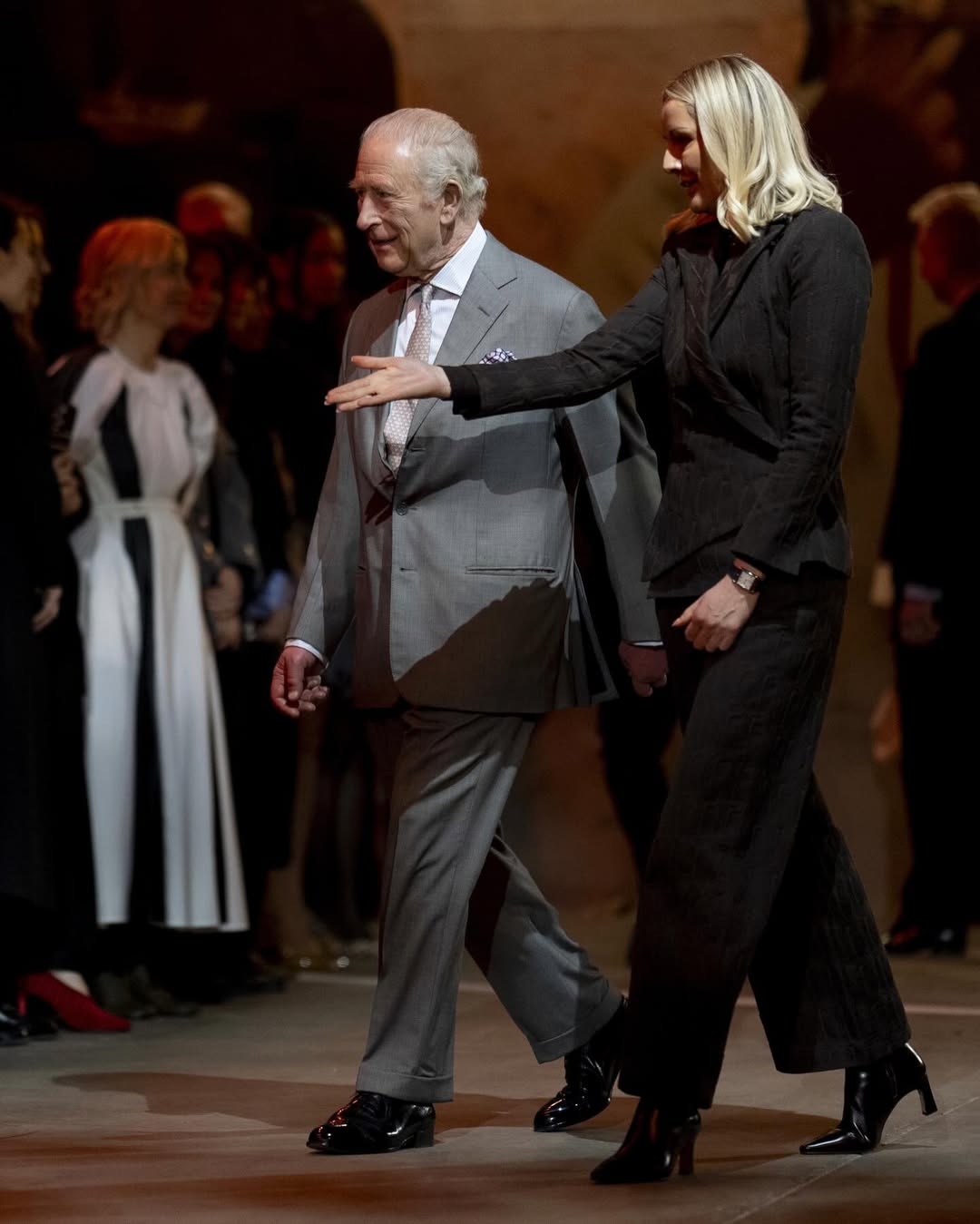Король Карл III уперше відвідав модний показ – на тлі арешту брата