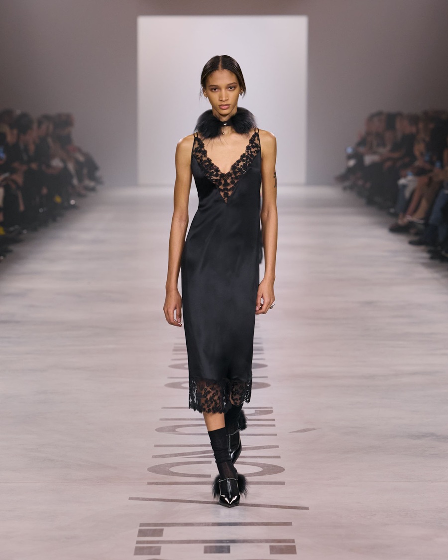 Дуже схожі: Джессіка Альба з донькою на показі Fendi в Мілані